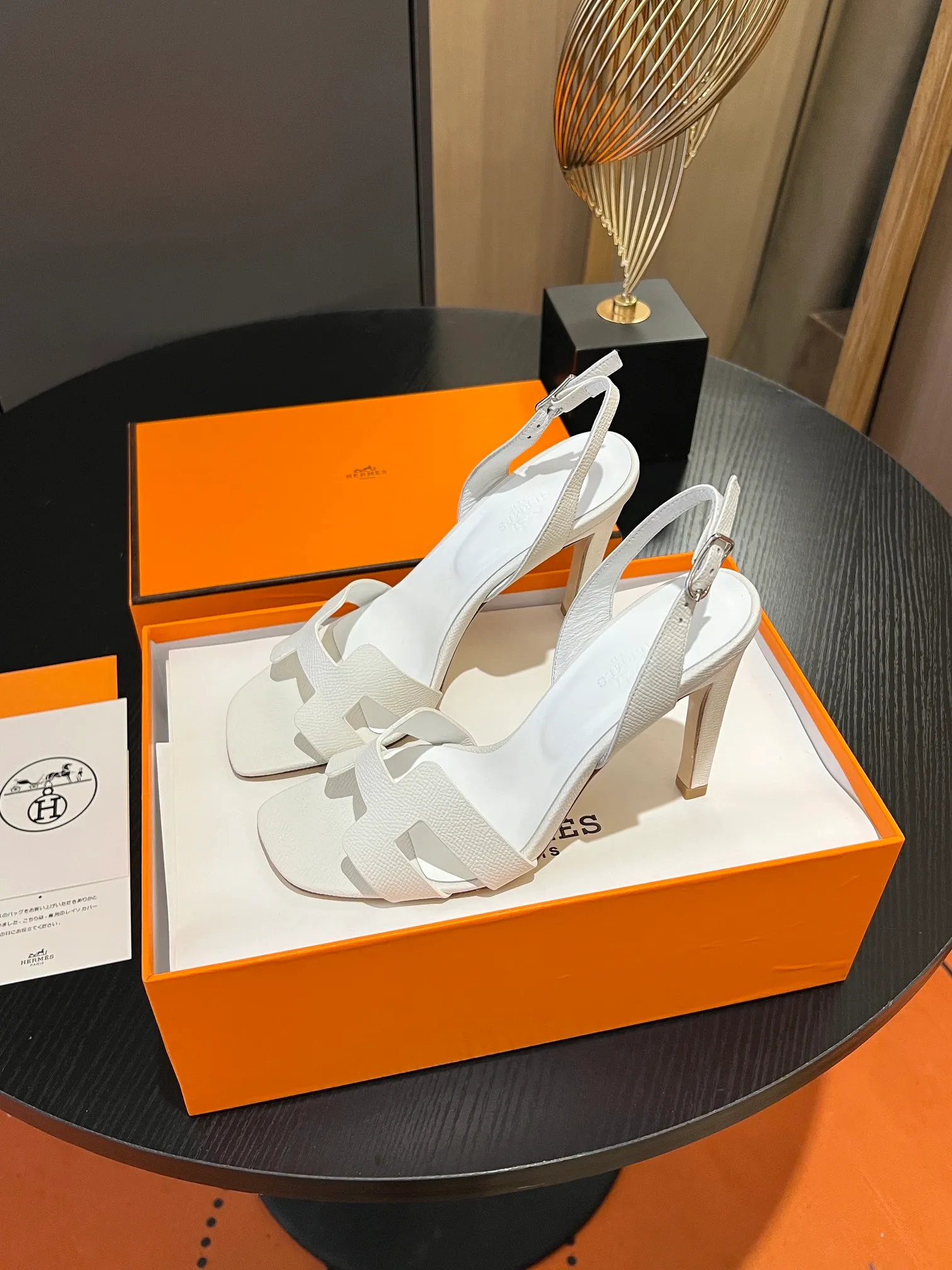 👟👟Ex-factory price 600👟👟Hermès 2023 high-heeled temperament sandals original customization! Counter synchronization! Hermès high heels have always been simple, fashionable and elegant! ! ! It can hold any style of wear, the height of 10.5cm is easy to control, and the feet feel comfortable and pressure-free! The classic and elegant style brings a sense of luxury to your feet! Highly recommended Material: Upper imported calfskin + mixed sheepskin lining Outsole: Italian genuine leather sole Size: 34-42 (34.41.42 customization is non-returnable and non-exchangeable)